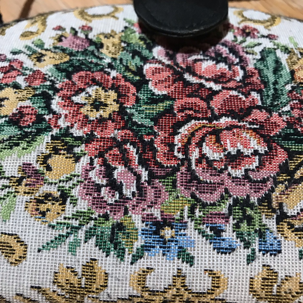 Vintage Floral Embroidery Hard Sided Small Purse - Picture 7 of 7
